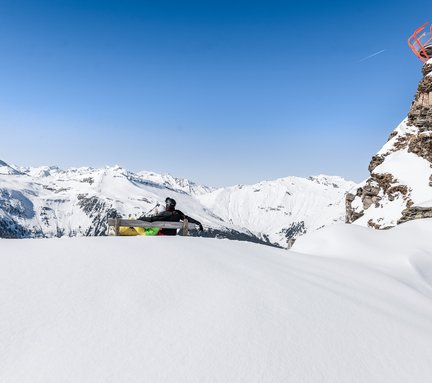 Skifahrer am Aussichtsbankerl unterhalb des Glocknerblicks im Winter