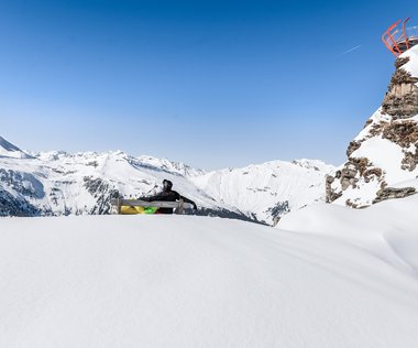 Skifahrer am Aussichtsbankerl unterhalb des Glocknerblicks im Winter