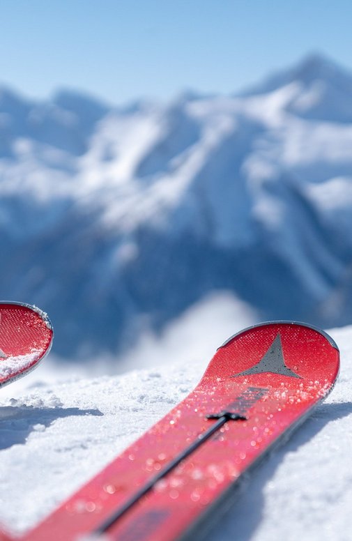 Dieses Bild zeigt eine Nahaufnahme von Ski auf einer Piste in Gastein