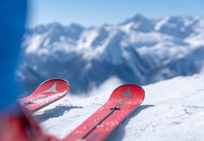 Dieses Bild zeigt eine Nahaufnahme von Ski auf einer Piste in Gastein