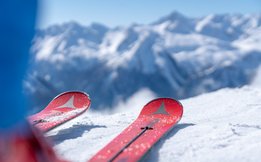 Dieses Bild zeigt eine Nahaufnahme von Ski auf einer Piste in Gastein