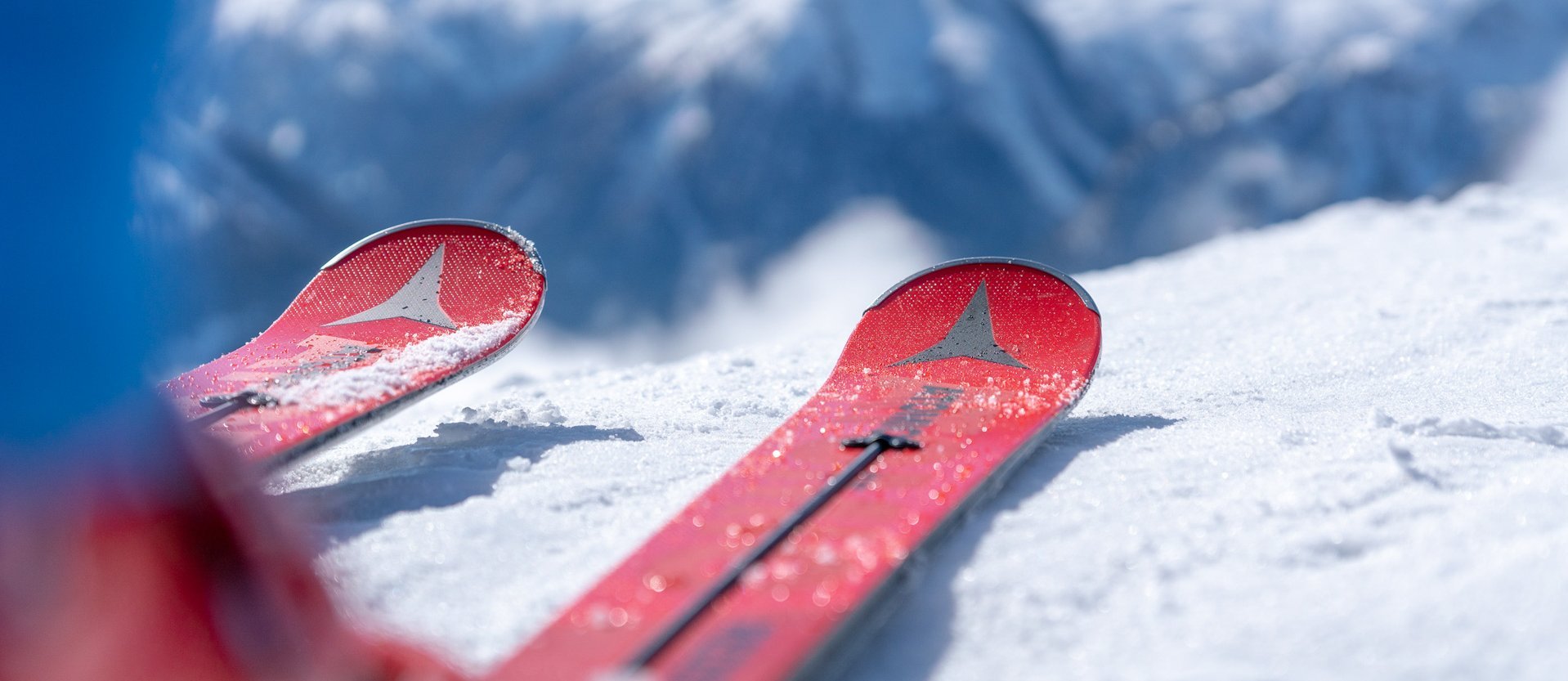 Dieses Bild zeigt eine Nahaufnahme von Ski auf einer Piste in Gastein