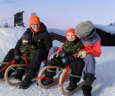 Familie am Start der Rodelbahn