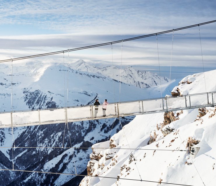 Pärchen auf der Hängebrücke am Stubnerkogel im Winter
