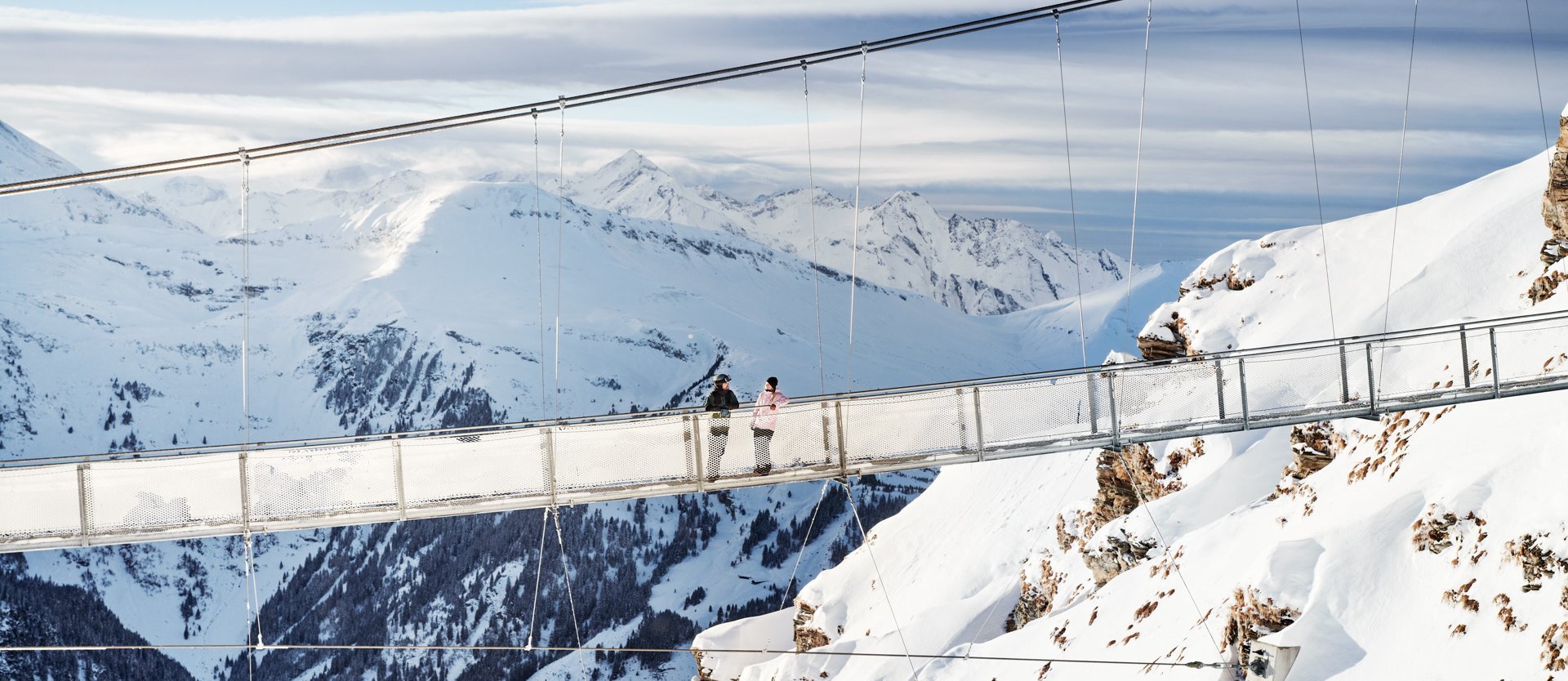 Pärchen auf der Hängebrücke am Stubnerkogel im Winter