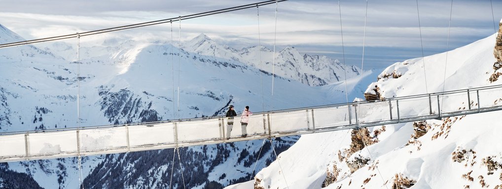 Pärchen auf der Hängebrücke am Stubnerkogel im Winter