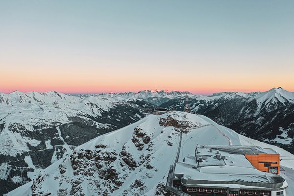 {image  .alternative}