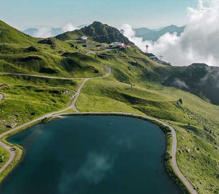Dieses Bild zeigt den Schlossalmsee und die Bergstation von oben