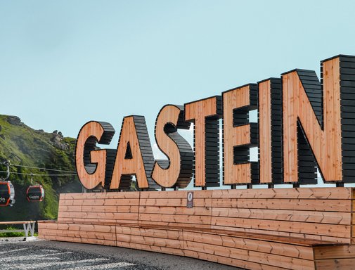Dieses Bild zeigt das Gasteinschild im Sommer