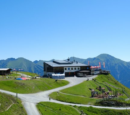 Dieses Bild zeigt das Schlossalmbahn-Restaurant und den Spielplatz auf der Schlossalm