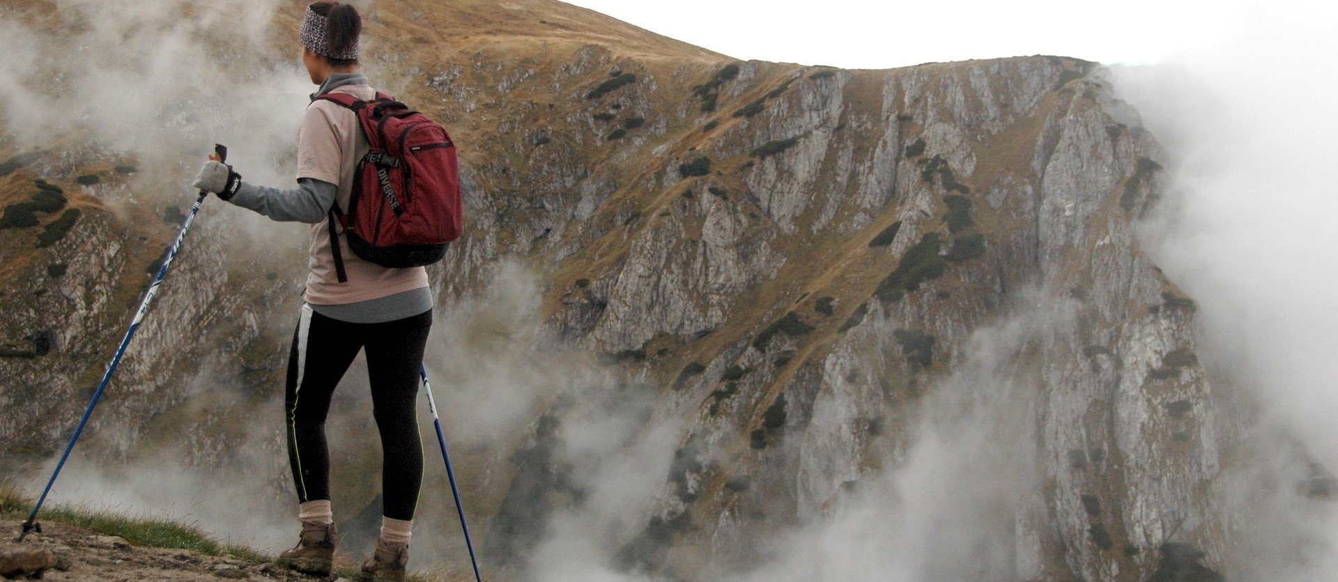 Dieses Bild zeigt einen Wanderer bei mystischer Stimmung auf einem Berg in Gastein im Herbst wandern