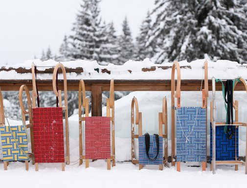 Schlitten nebeneinander aufgestellt