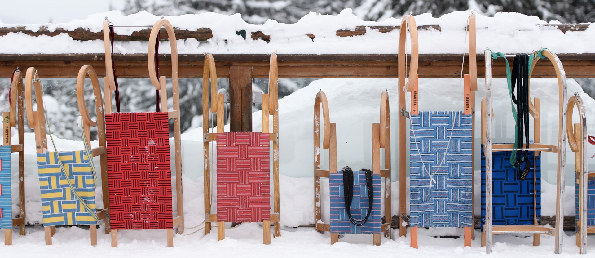Schlitten nebeneinander aufgestellt