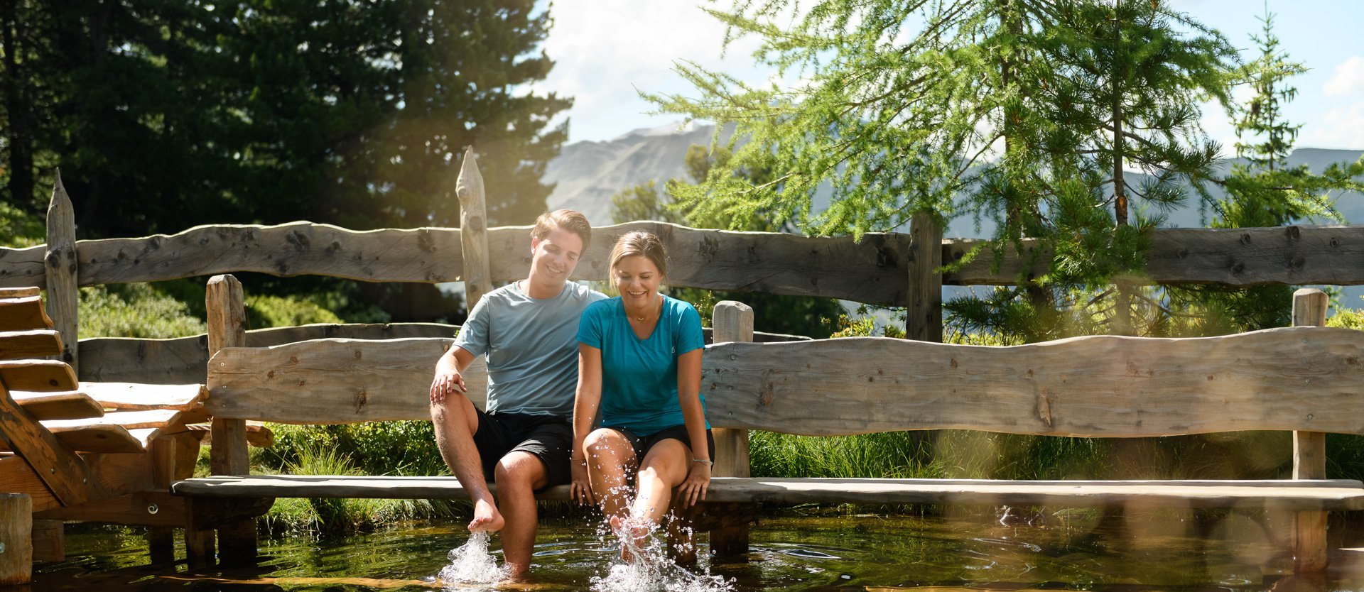 Dieses Bild zeigt ein Paar, dass sich an einem kleinen See am Graukogel erfrischt