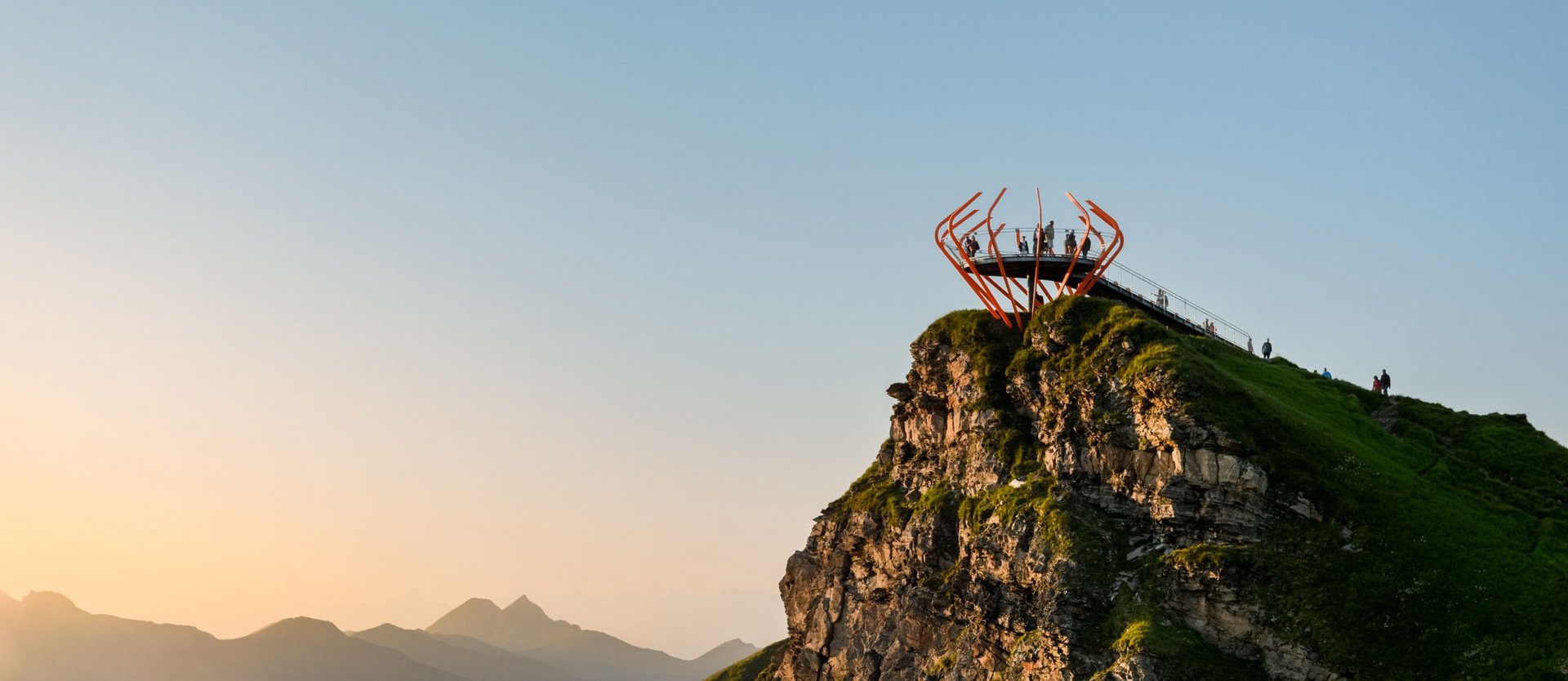 Dieses Bild zeigt die Aussichtsplattform auf dem Stubnerkogel bei abendlicher Stimmung