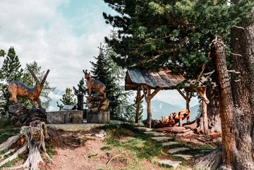 Dieses Bild zeigt Holzfiguren am Zirbenweg auf dem Graukogel