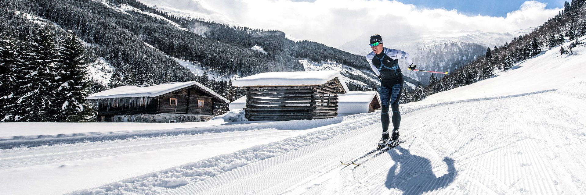 Dieses Bild zeigt einen Langläufer im Angertal bei Schönwetter