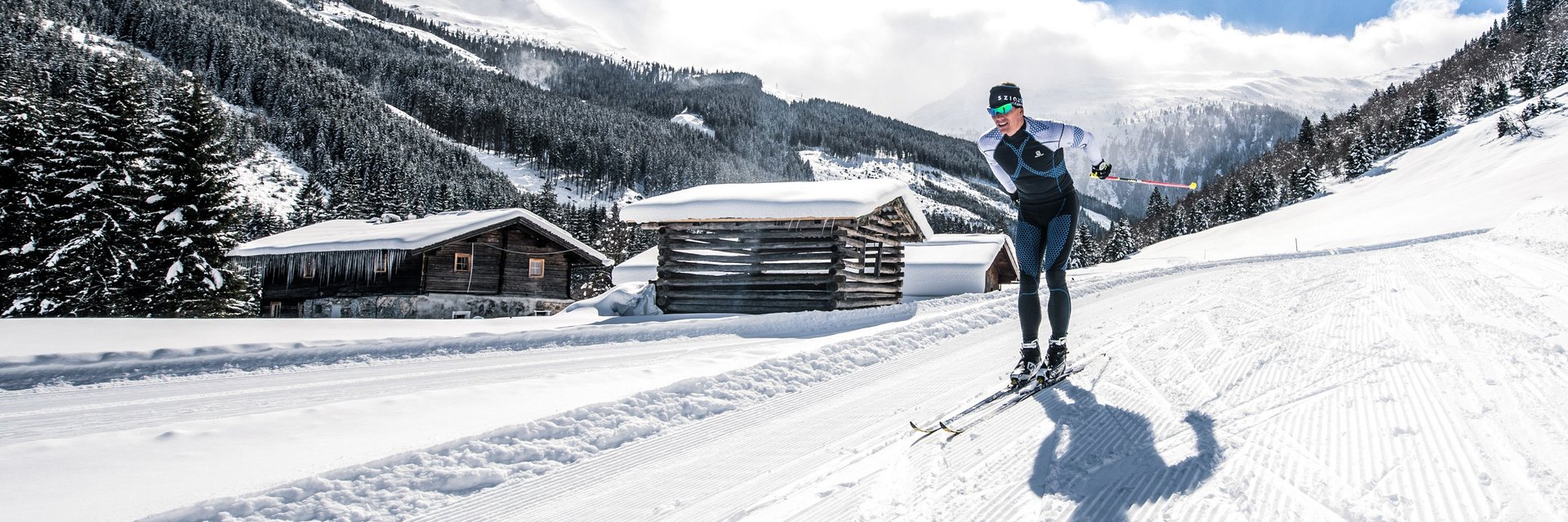 Dieses Bild zeigt einen Langläufer im Angertal bei Schönwetter