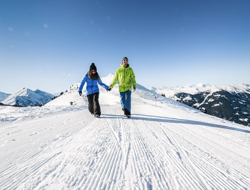 Dieses Bild zeigt ein Paar beim Winterwandern