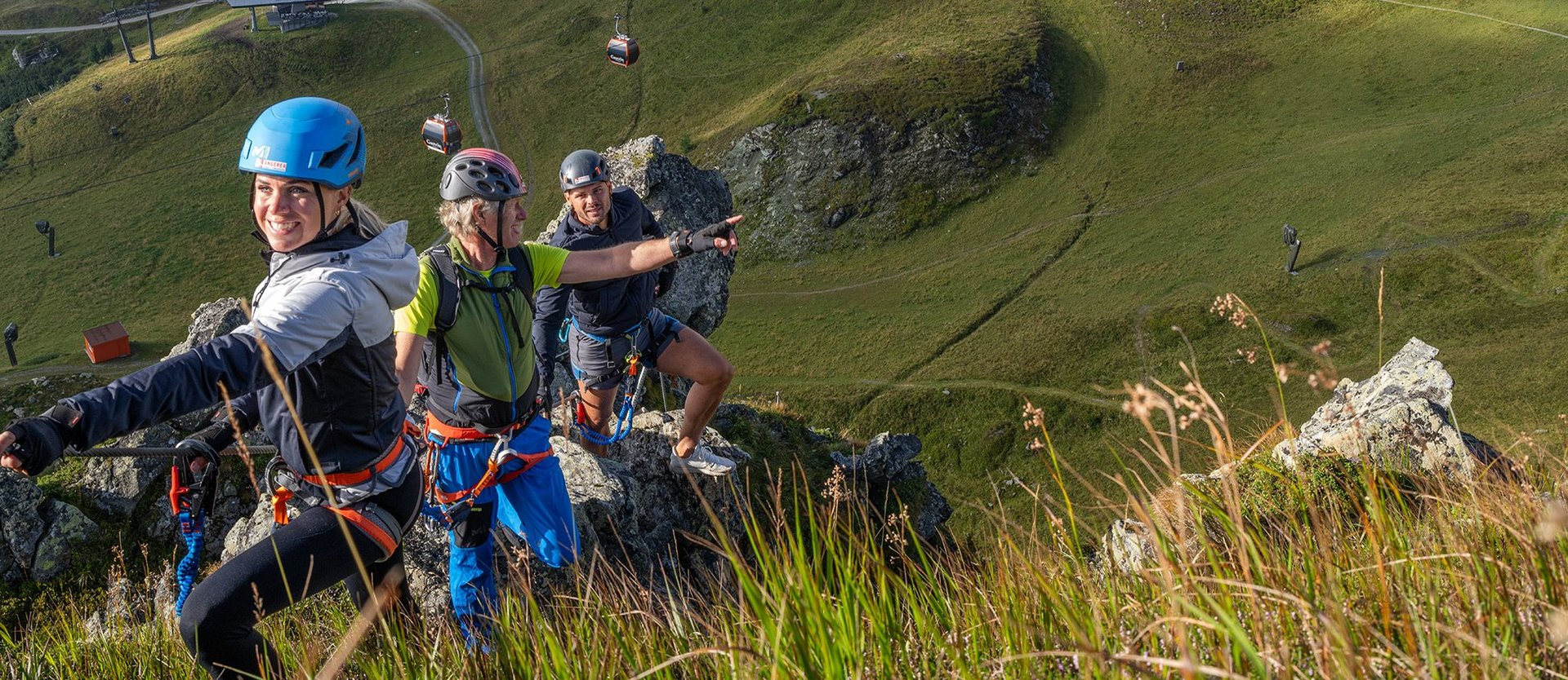 Dieses Bild zeigt eine Gruppe. die auf einem Klettersteig zum Tauernblick auf der Schlossalm klettert