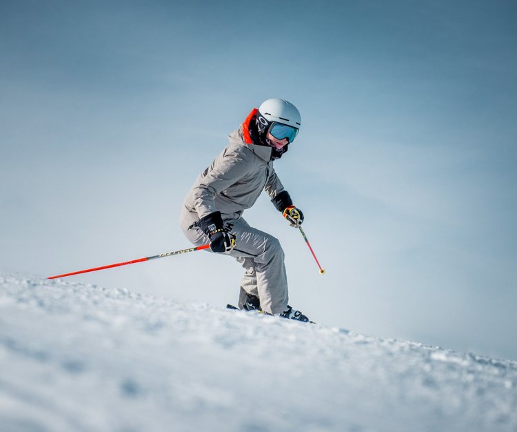 Dieses Bild zeigt einen Skifahrer, der auf einer Piste am Stubnerkogel fährt