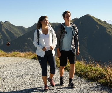 Dieses Bild zeigt ein Paar, dass auf dem Stubnerkogel wandert