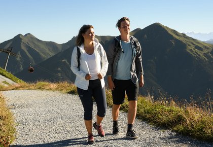 Dieses Bild zeigt ein Paar, dass auf dem Stubnerkogel wandert