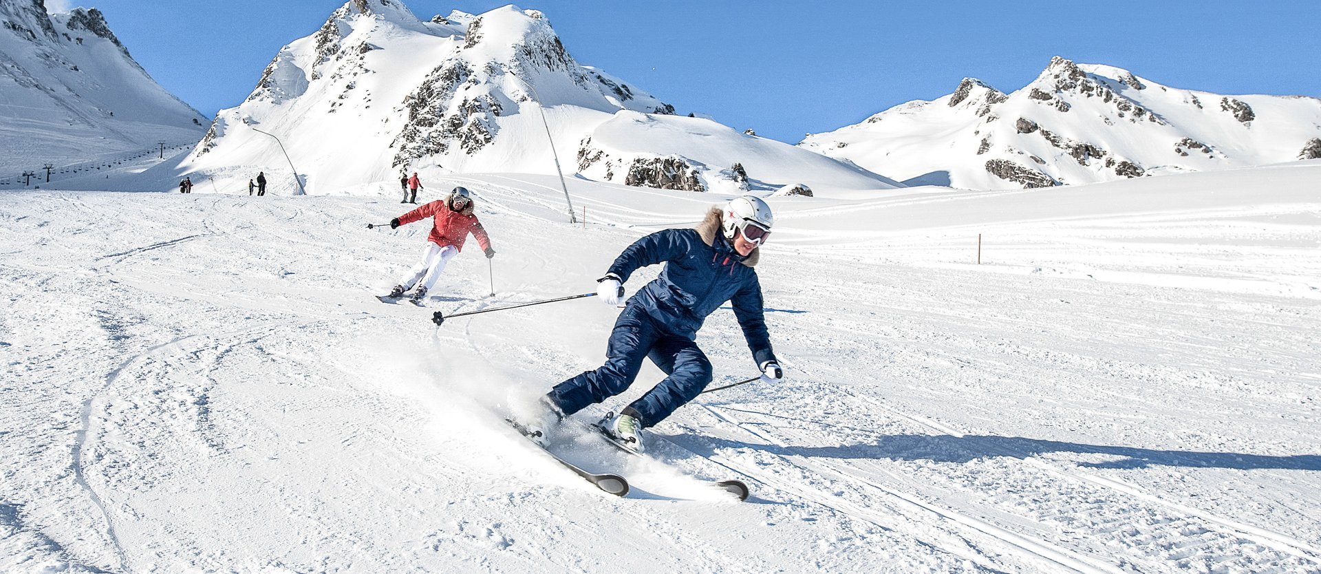 Dieses Bild zeigt zwei Skifahrer auf einer Piste in Gastein