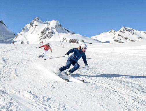 Dieses Bild zeigt zwei Skifahrer auf einer Piste in Gastein