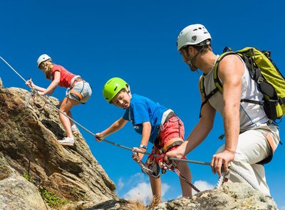 Auf diesem Bild ist eine Gruppe, die auf deinem Klettersteig in Gastein klettert