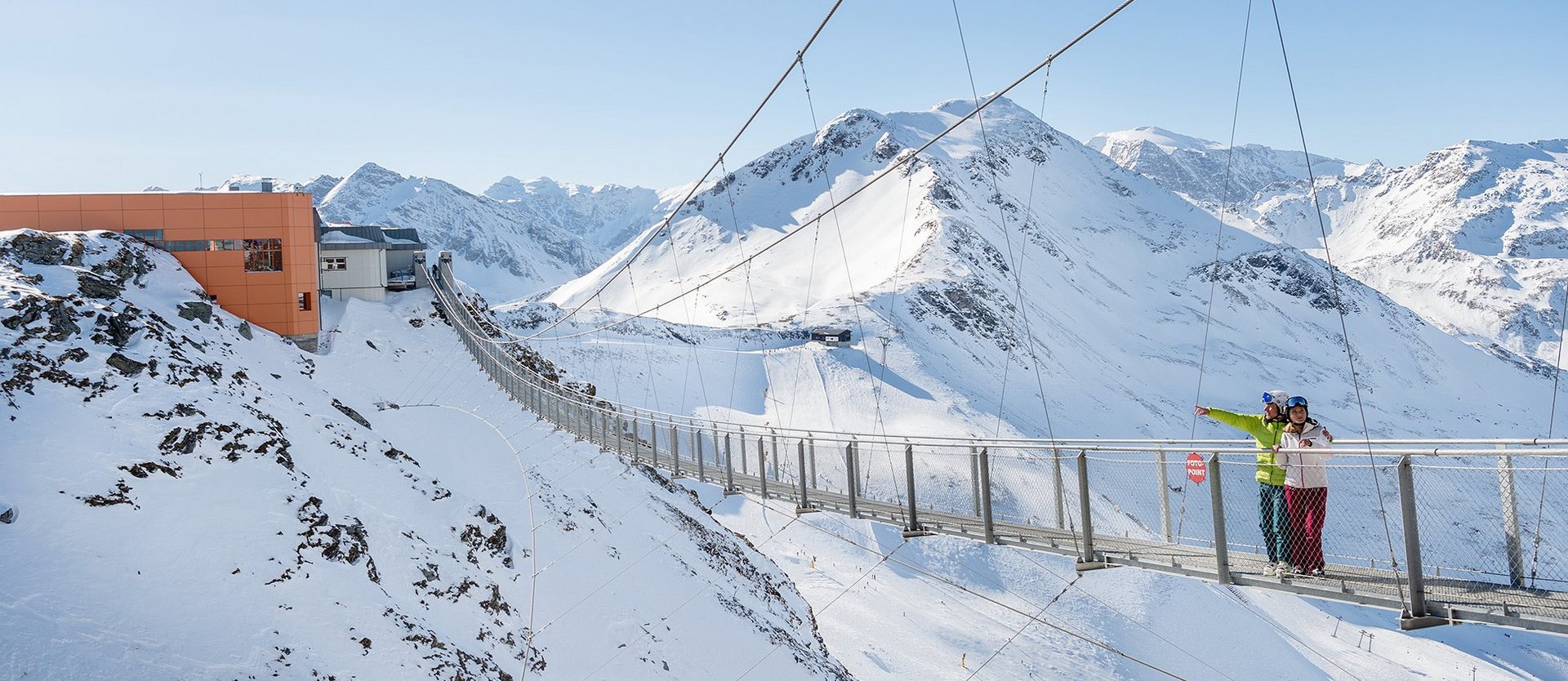 Dieses Bild zeigt zwei Frauen, die auf der Hängebrücke am Stubnerkogel im Winter stehen