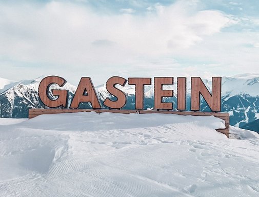 Gastein-Schriftzug bei der Bergstation der Schlossalmbahn in Skigastein