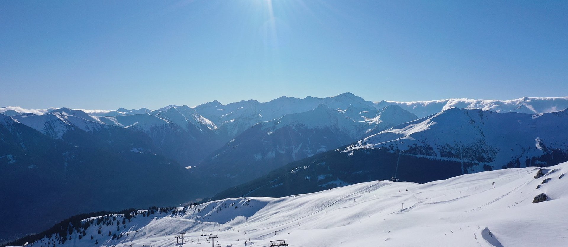 Bergpanorama über das Skigebiet Schlossalm mit dem Weitmoserlift