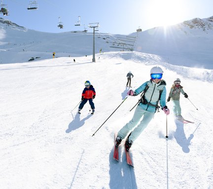 Familie auf der Skipiste in Skigastein