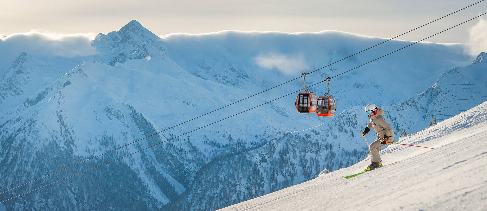 Dieses Bild zeigt einen Skifahrer auf einer Piste am Stubnerkogel mit der Gondelbahn im Hintergrund
