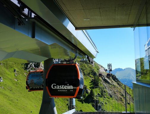 Dieses Bild zeigt die Bergstation auf der Schlossalm von innen. Eine Gondel fährt gerade hinein.
