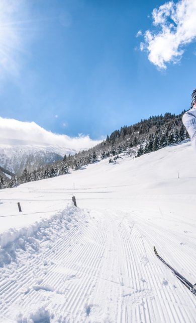 Dieses Bild zeigt einen Langläufer im Angertal bei Schönwetter