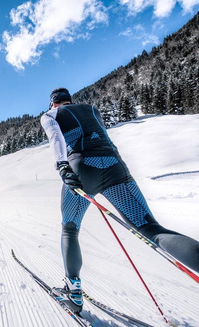 Dieses Bild zeigt einen Langläufer im Angertal bei Schönwetter