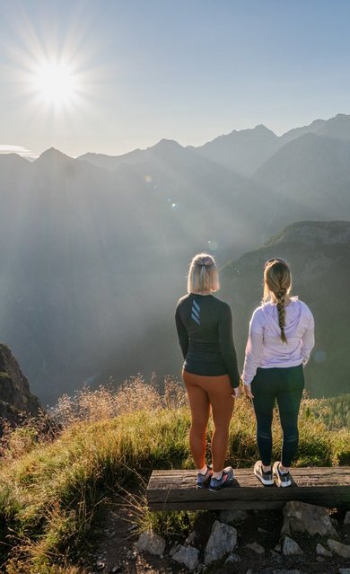 Dieses Bild zeigt zwei Damen, die das beeindruckende Bergpanorama auf dem Graukogel erleben