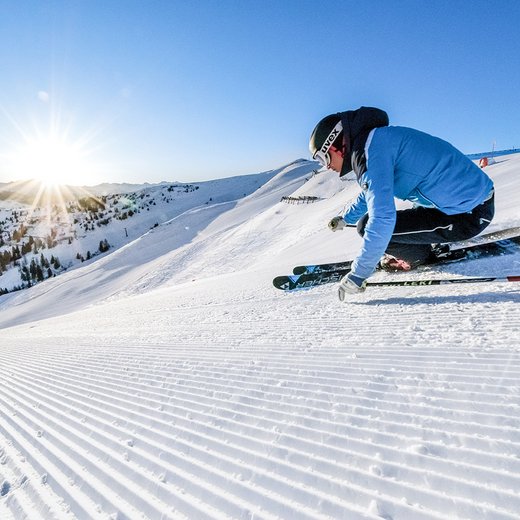 Skifahrer auf der Piste in Dorfgastein