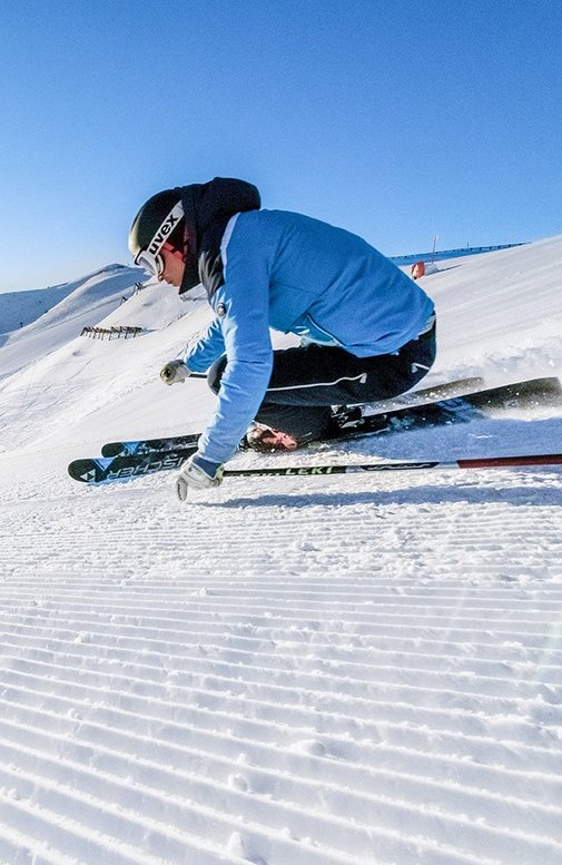 Skifahrer auf der Piste in Dorfgastein