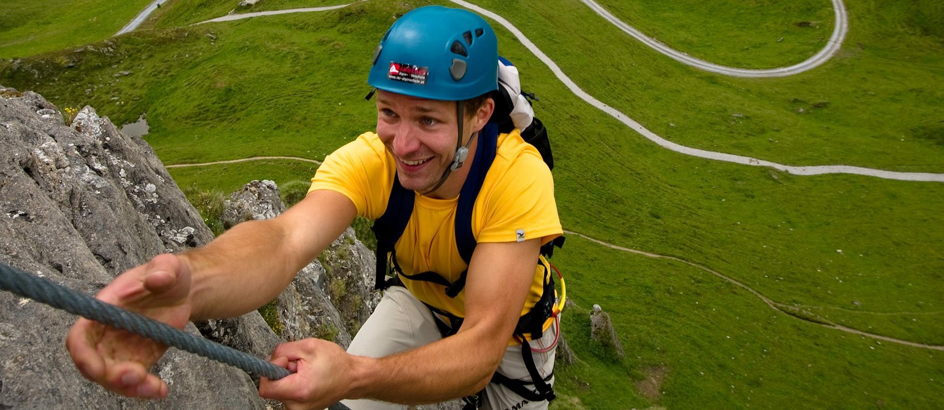 Dieses Bild zeigt einen Mann der auf einem Klettersteig auf der kleinen Scharte klettert