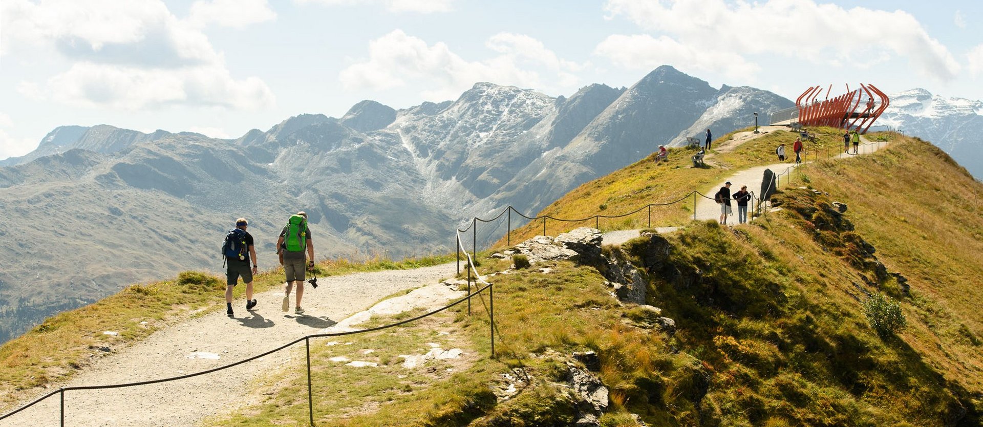 Dieses Bild zeigt Wanderer, die zu der Aussichtsplattform Glocknerblick am Stubnerkogel wandern