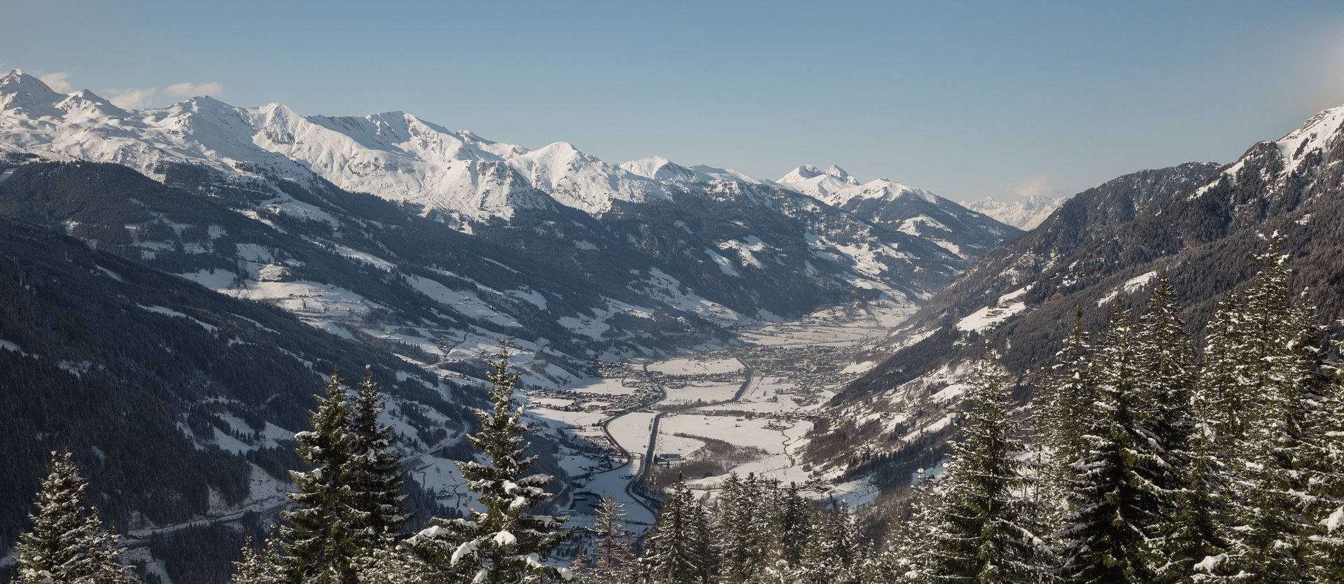 Blick vom Graukogel ins verschneite Gasteinertal