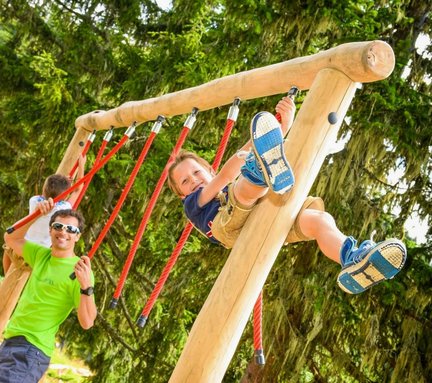 Dieses Bild zeigt einen Jungen und einen Mann, die im Spielplatz Fulseck balancieren und klettern