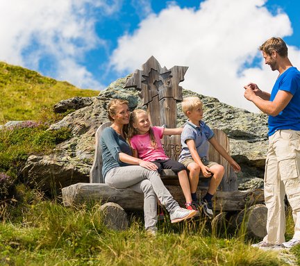 Dieses Bild zeigt eine Familie, die auf dem Graukogel wandert