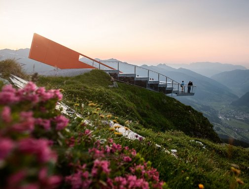 Dieses Bild zeigt eine Aussichtsplattform auf dem Stubnerkogel bei Sonnenuntergang