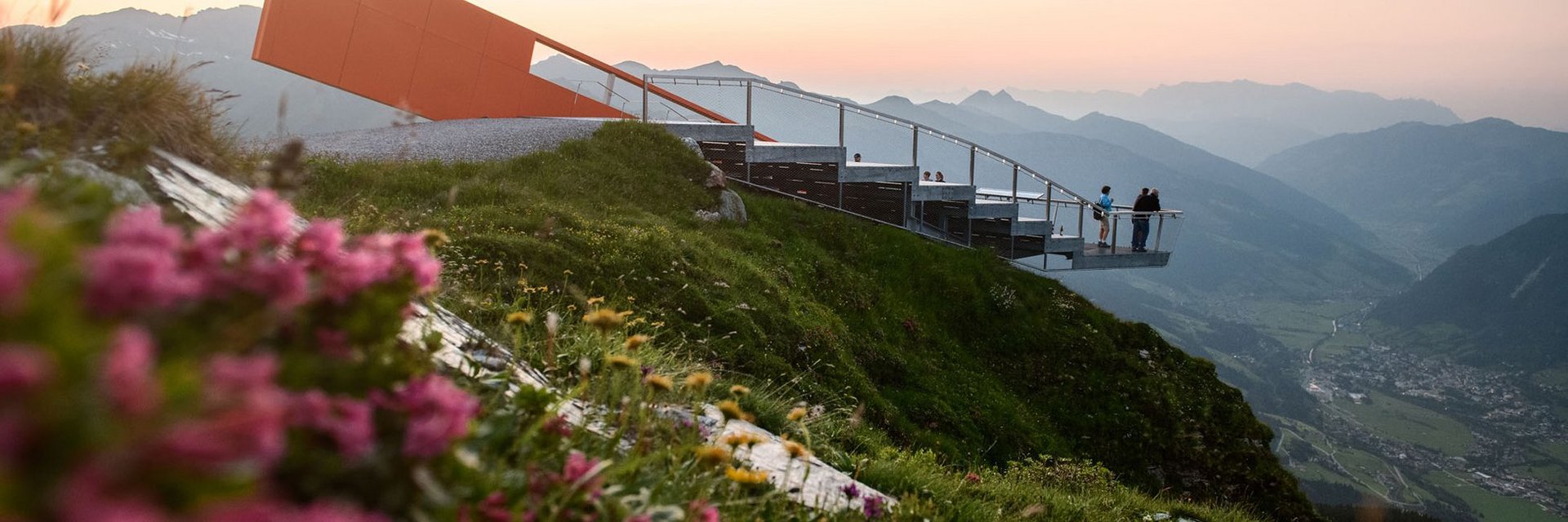 Dieses Bild zeigt eine Aussichtsplattform auf dem Stubnerkogel bei Sonnenuntergang
