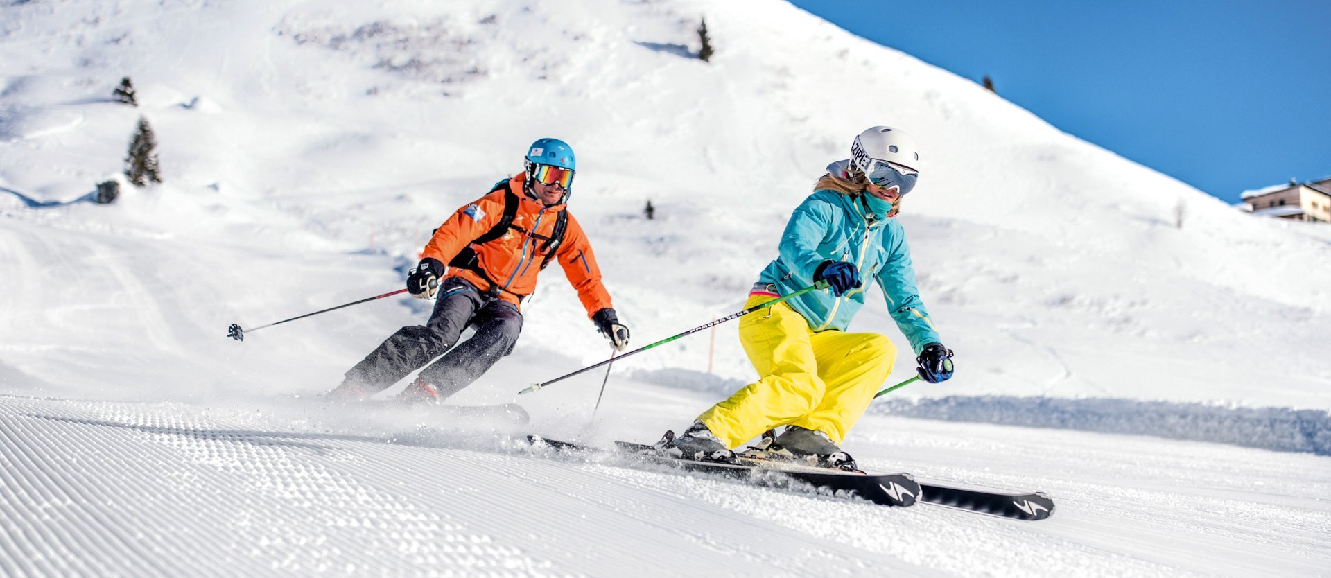 Zwei Skifahrer auf der Piste in Skigastein