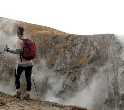 Dieses Bild zeigt einen Wanderer bei mystischer Stimmung auf einem Berg in Gastein im Herbst wandern